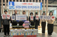 송죽동행정복지센터직원들이 입학 축하 카드를 들고 전달식을 하고 있다. 