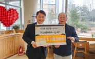 광교노인복지관 곽동환 어르신이 후원금 오백만원을 서덕원 관장에게 전했다.