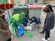 우만1동 직원들과 통장협의회 단체원 등이 참여하여 종량제 쓰레기 봉투 샘플링 점검을 실시했다.