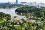 수원시는 시민중심의 공원활성화를 위해 ‘시민모두의 공원이용 활성화 프로젝트’를 운영한다. 사진은 광교호수공원. 