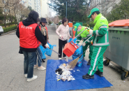 조원2동 통장협의회와 직원들이 쓰레기 분리배출을 점검하고 있다.