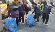 송죽동 통장협의회가 관내 청소 취약지역에 대한 정화활동을 실시하고 있다.