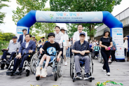 지난해 9월 열린 장애인과 비장애인이 함께하는 걷기대회 ‘가을愛 함께愛’에 함께한 이재준 수원시장(뒷줄 오른쪽).