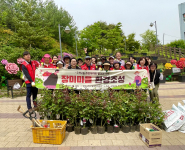 우만2동 주민자치회가 장미마을 축제 개최를 위해 장미식재 활동을 하였다.