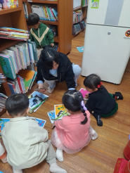 성지프뢰벨어린이집 원아들이 동화책을 읽고 있다.