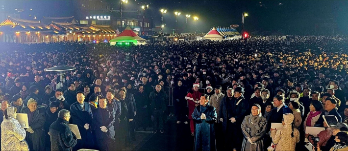여민각에서 진행된 2024 새해맞이 경축타종에 참석한 내빈과 시민들 모습