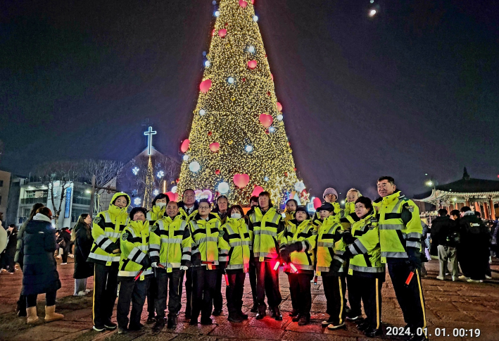 2024년 새해맞이 행사로 수고가 많았던 안전요원들이 행사를 마치며 단체사진을 찍고 있다.