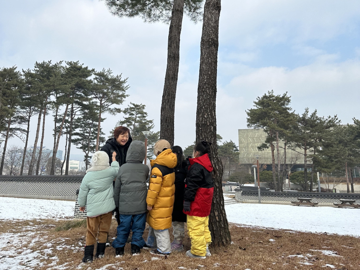 아이들과 겨울눈을 찾아보며 식물 공부를 하는 김남경 강사