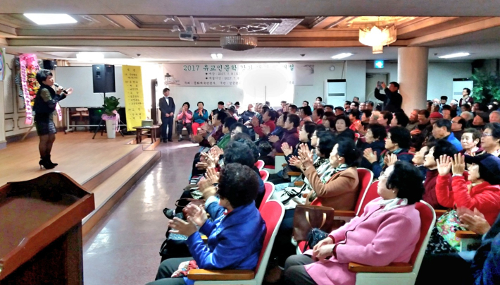 임경자 회장이 2017년 유교인문학 강좌에서 노래봉사를 하고 있다.