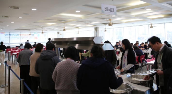 새롭게 단장한 장안구청 구내식당 '장안미소'에서 점심식사를 하는 모습