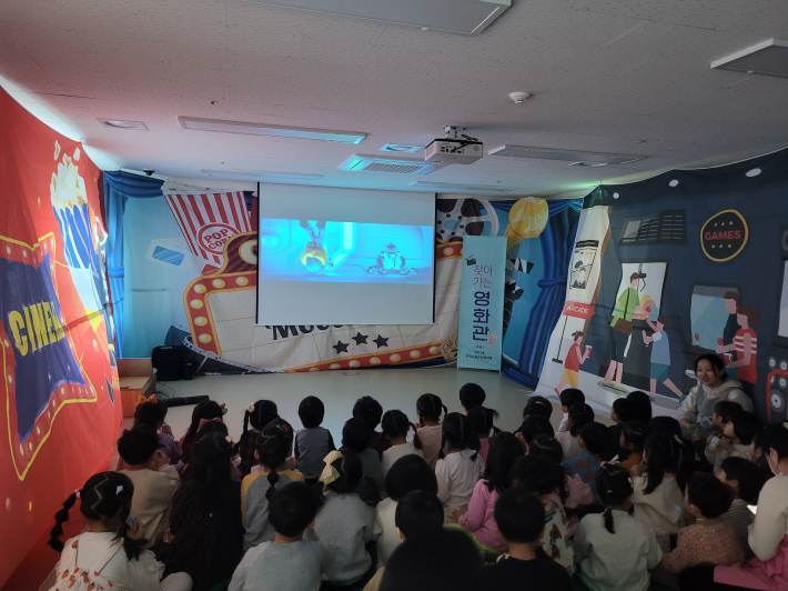 장안구 정자1동 지역사회보장협의체, 어린이집에서 찾아가는 영화관 성황리에 개최