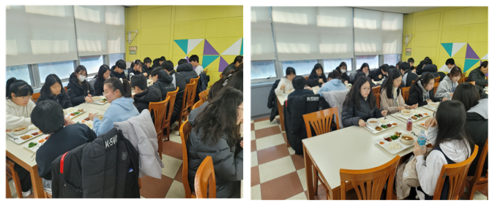 학생들이 오전 교육을 마친 후 영통종합사회복지관 내 반달식당에서 점심 식사를 하고 있다.