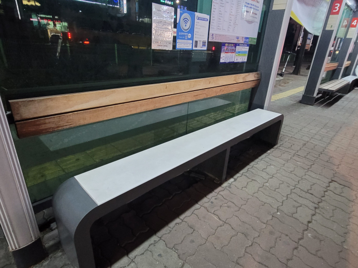 버스정류장에 설치된 '온열의자'
