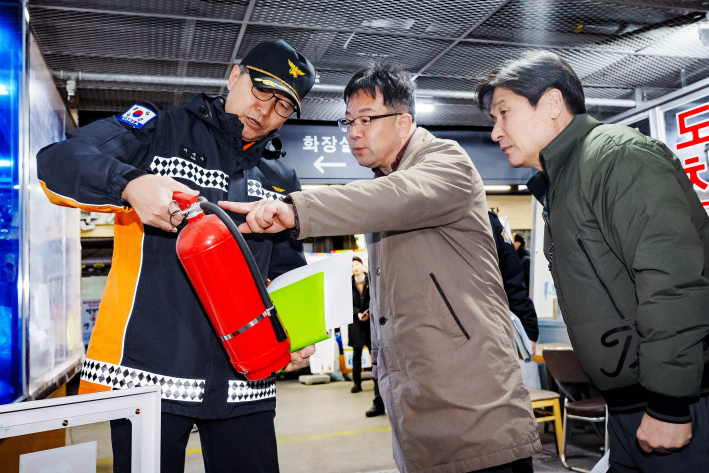 김현수 수원시 제1부시장이 전통시장 소화설비를 점검하고 있다.