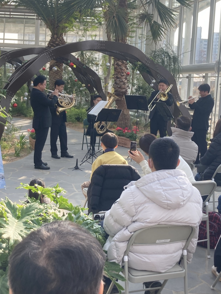 열정적으로 클래식 음악을 연주하는 수원시립교향악단 금관5중주 팀