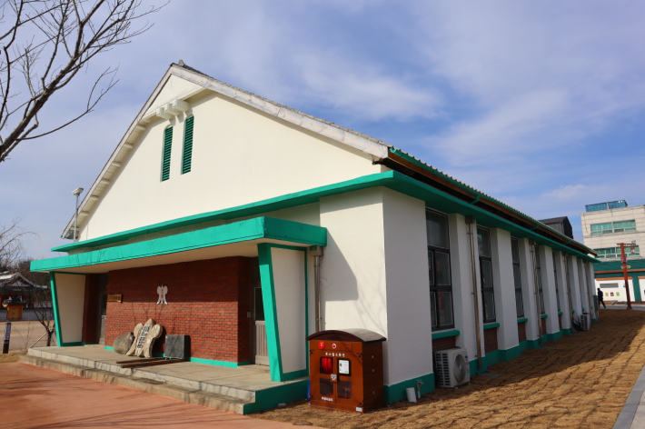 신풍초등학교는 광교로 이전, 학교 강당 건물은 동문회에서 사용하고 있다.