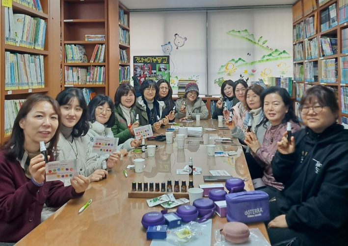 정2새마을문고 회원들이 아로마오일을 이용한 감정목걸이 수업을 받고 있다.