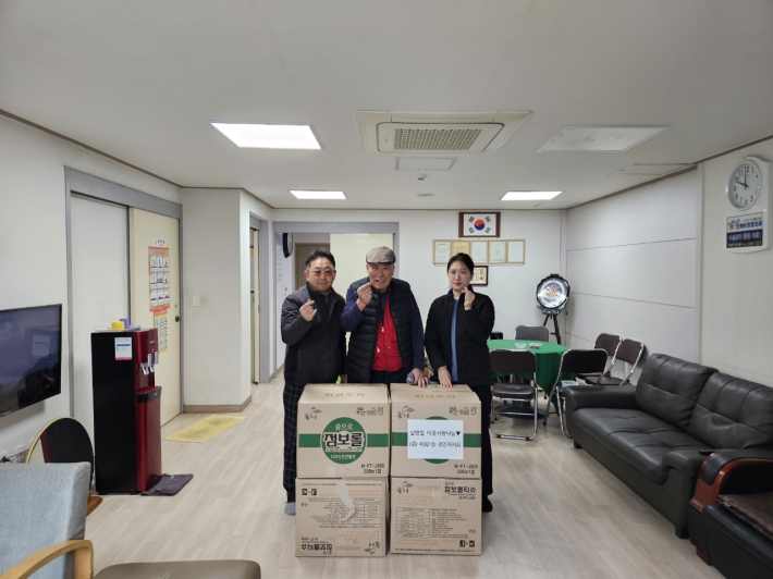 가는골경로당 김종하 회장이 세류1동 주민자치회에서 기부한 물품을 전달 받은 후 기념촬영을 했다.