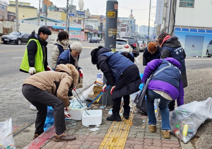 송죽동 주민단체원과 담당 공무원이 수일로 일대 대청소 작업을 하고 있다.