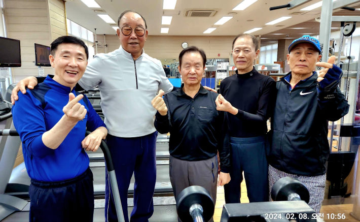 곽동환 어르신은 함께 운동하고 차마시는 동료가 있어 제2의 인생을 보내고 있다.