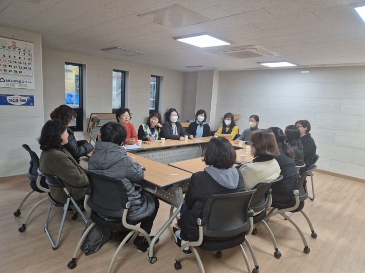 송죽동 생활지원사들이 모여 회의를 진행하고 있다.