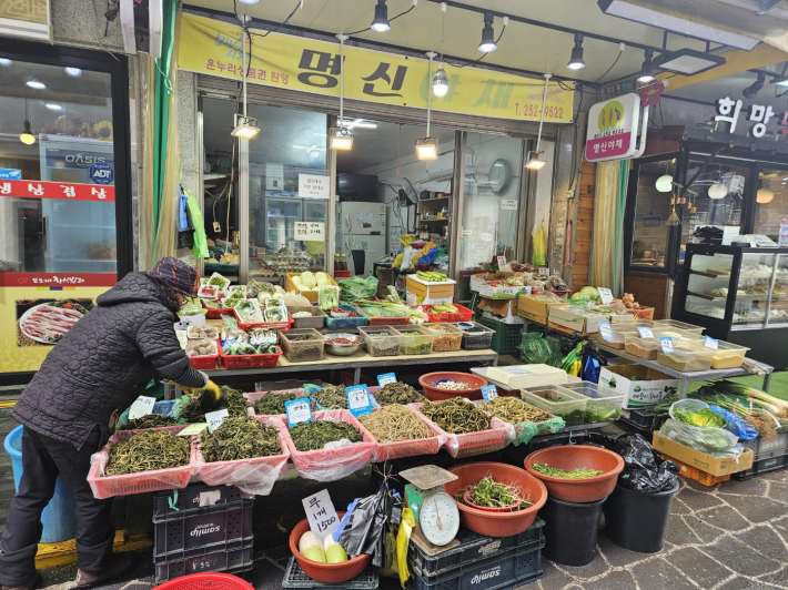저렴한 가격으로 야채를 팔고 있는 매산시장 점포