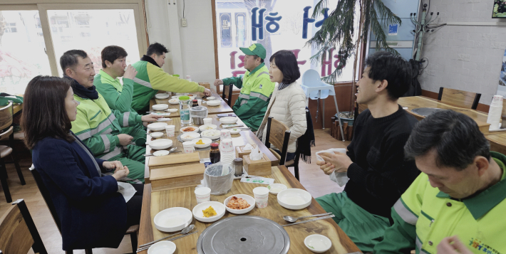 2024. 2. 27. 입북동 주민들이 환경관리원들에 감사의 의미를 담은 격려 식사를 제공하고 있다.