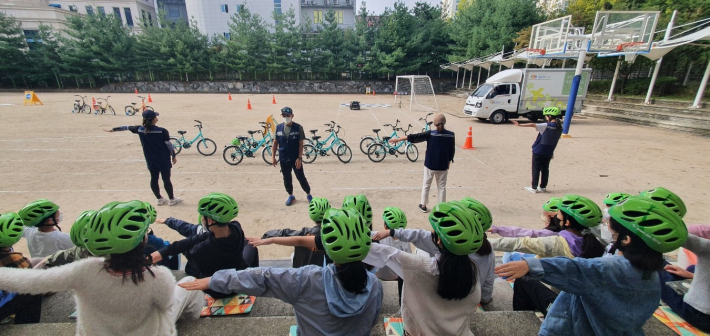 '찾아가는 자전거 안전교육'에서 수신호 연습하기
