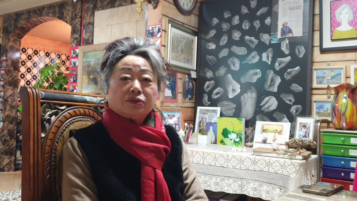 한국치매미술치료협회장 신현옥이 인터뷰를 하고있다.