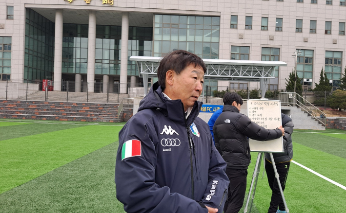 축사하는 김병두 수원시축구협회장