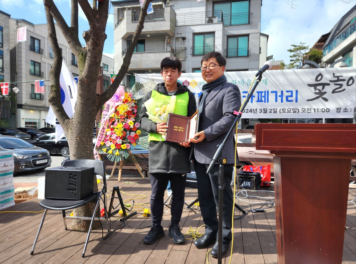 한상욱 회원이 지역발전을 위해 공로가 크므로 김용덕 구청장의 표창을 수여 받았다.