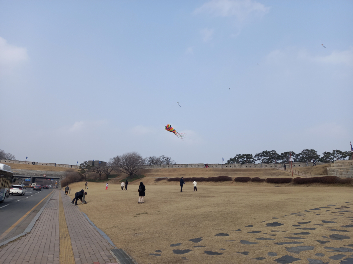 창룡문 앞 잔디 광장. 여기는 지역 특성상 바람이 시원하게 분다. 그 덕에 연날리기 명소가 됐다. 