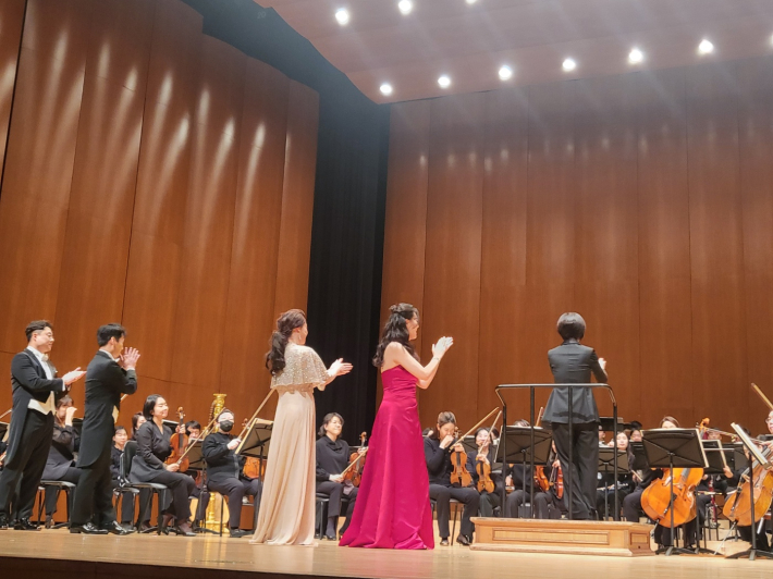 홍명표·백승화 태너(왼쪽에서 1번재, 2번째)와 김태은·강이슬 소프라노(좌에서 3번째, 4번째) 협연자들이 지휘자와 오케스트라 단원들에게 감사와 수고의 박수를 보내고 있다.