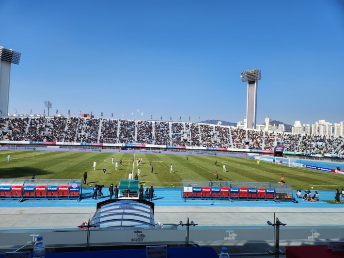 프로축구 K리그1 '수원FC 홈 개막전'이 수원종합운동장에서 펼쳐졌다.