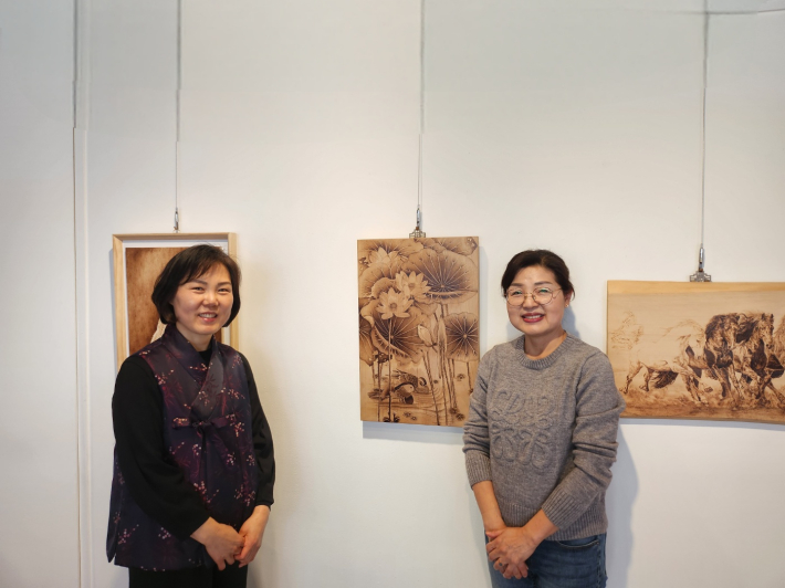 한국인두화보존회 이건희 지도자(왼쪽)와 작가
