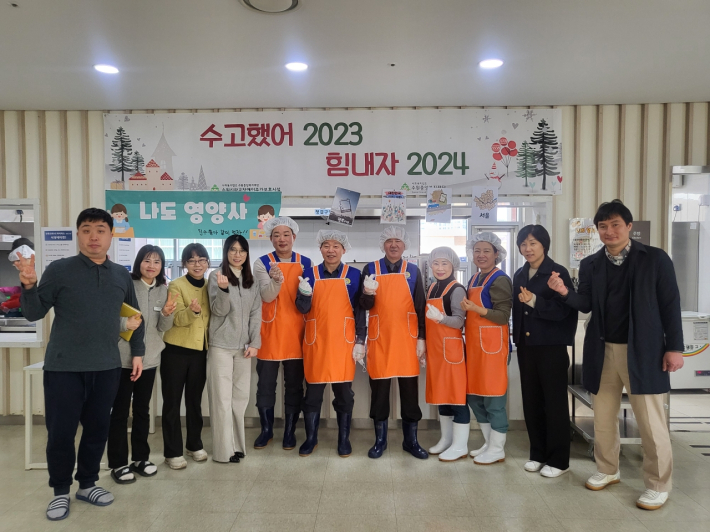 지난 15일, 광교1동(동장 박선희) 바르게살기운동위원회는 광교장애인주간보호시설에서 급식배식 자원봉사를 실시하였다.