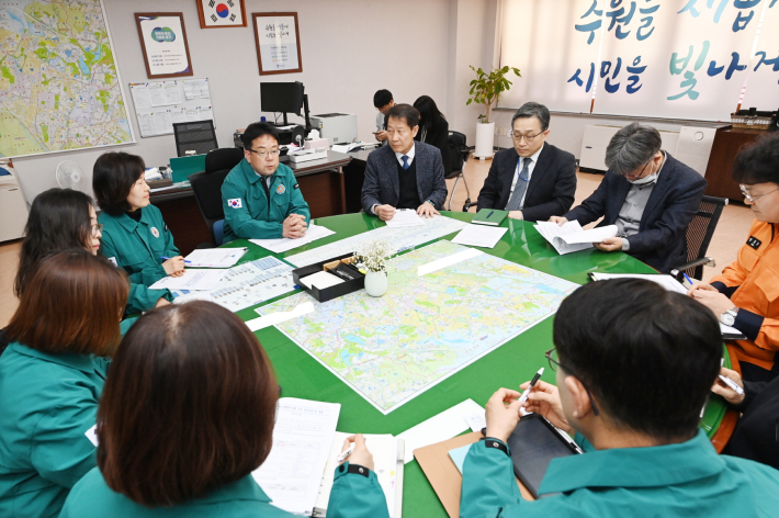 김현수 수원시 제1부시장이 회의에서 발언하고 있다. 