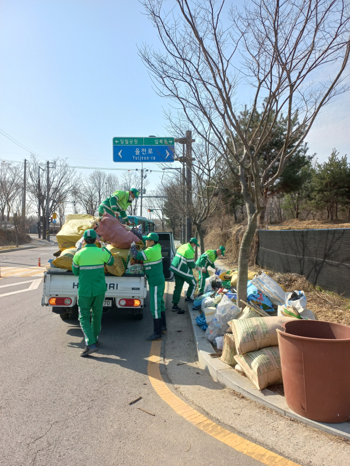 입북동 환경관리원의 영농폐기물 수거 모습