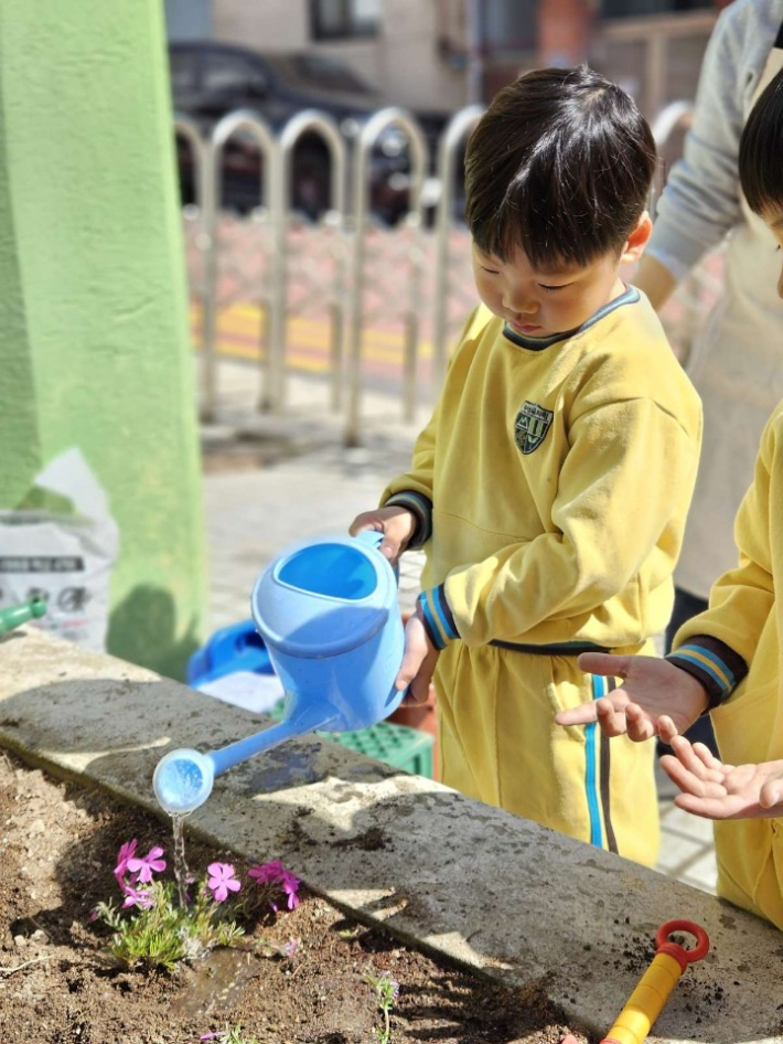 직접 꽃을 심고 물을주는 녹산어린이 유치원 원생들
