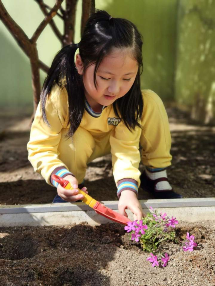 꽃을 심는 녹산유치원 어린이