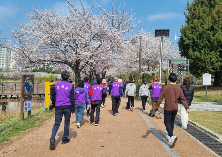 만석공원에서 송죽동 건강프로그램 참가자들이 걷기 운동을 하고있다.