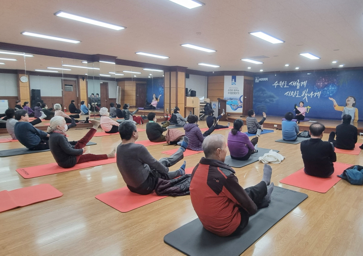 송죽동 건강프로그램 참가자들이 행정복지센터 문화관람실에서 어르신 생활체육을 하고있다.