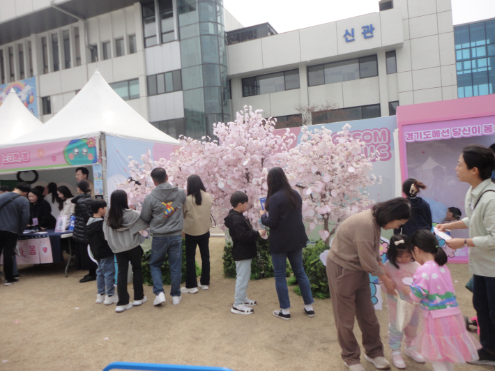 가족의 행복과 건강 소원을 써서 벚꽃나무에 매다는어린이들