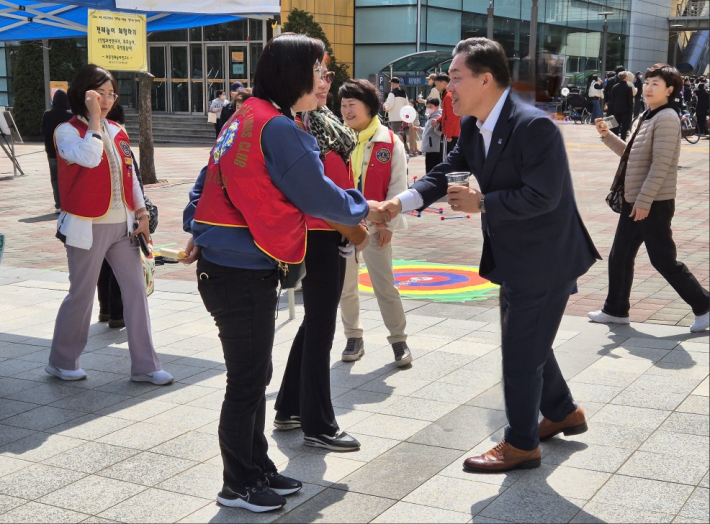 이재준 수원특례시 시장이 전통 놀이 프로그램 자원봉사자들을 독려했다. 봉사자들이 이재준 수원특례시 시장의 방문에 깜짝 놀라며 반가워했다.  