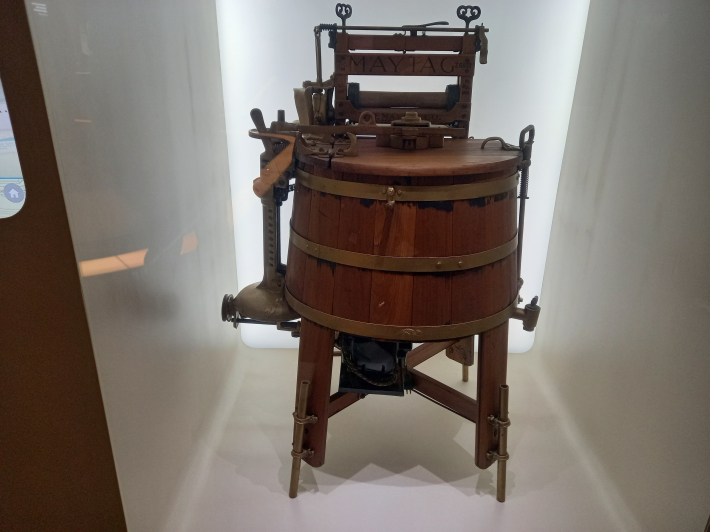 최초의 수동 세탁기. 미국의 윌리암 블랙스톤이 아내를 위해 손으로 돌리는 세탁기를 고안했다.