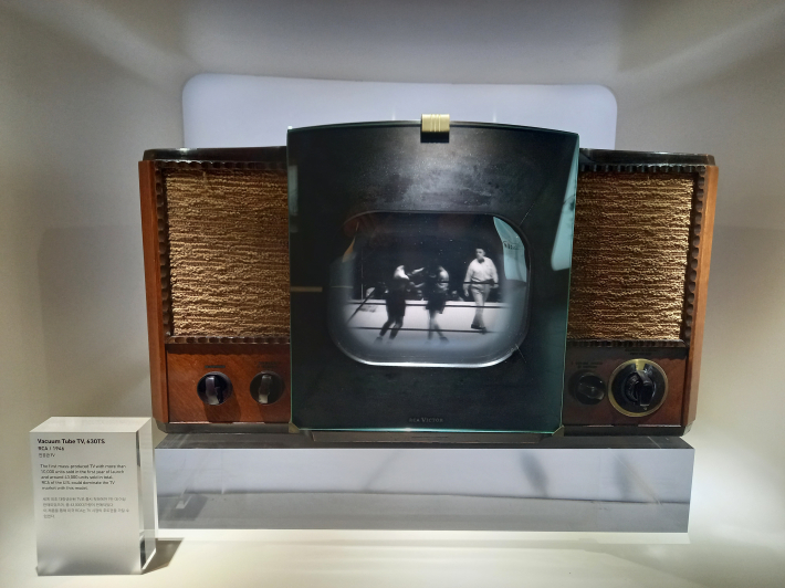 1946년 진공 판 텔레비전으로 세계 최초로 대량 생산된 제품이다. 