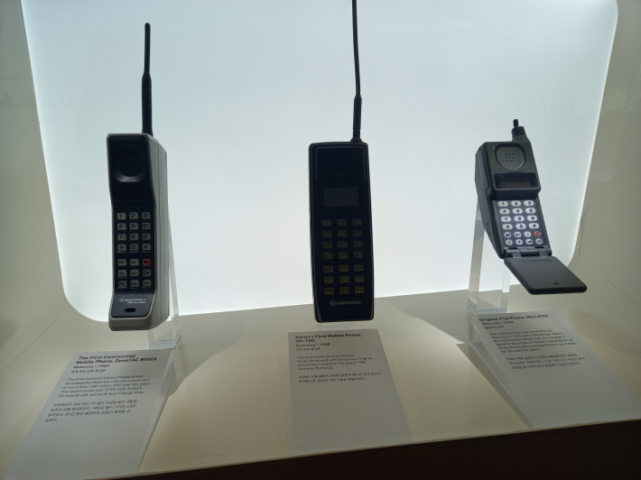 왼쪽부터 1983년 세계 최초 사용 휴대전화. 1988년 서울 올림픽에 맞춰 출시한 국내 최초의 휴대전화. 1989년 플립형 휴대전화의 원조.
