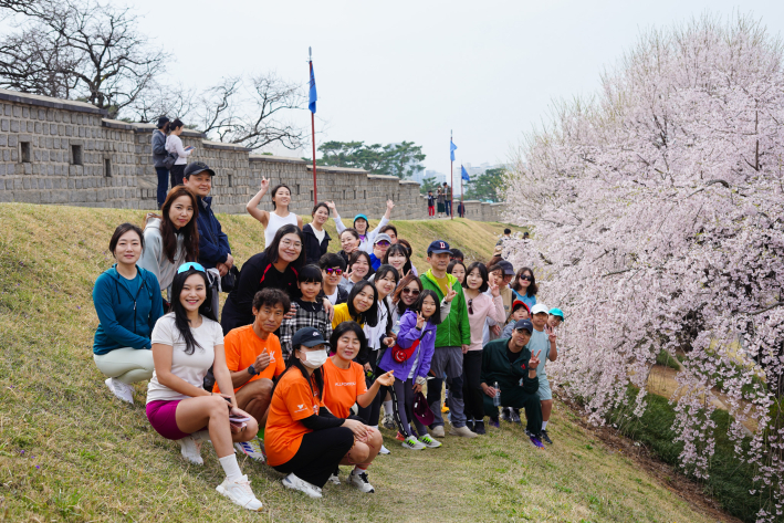 수원화성 '벚꽃런'에 참여한 시민들 