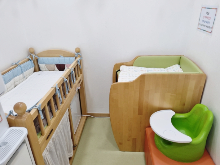 수유실에는 아기침대와 기저귀갈이대, 이유식을 먹일 수 있는 범보의자가 있다.  