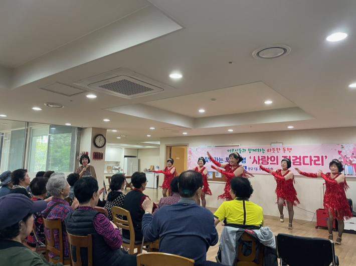 광교1동 주민자치회 프로그램 웃음소통댄스반 수강생들이 흥겨운 댄스를 추고 있다.